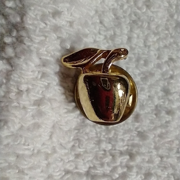 Goldtone apple pin 🍎 📍.5 inch wide - Picture 1 of 3